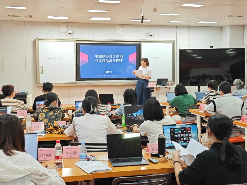 國培-主持_resized.jpg 國培-主持_resized.jpg